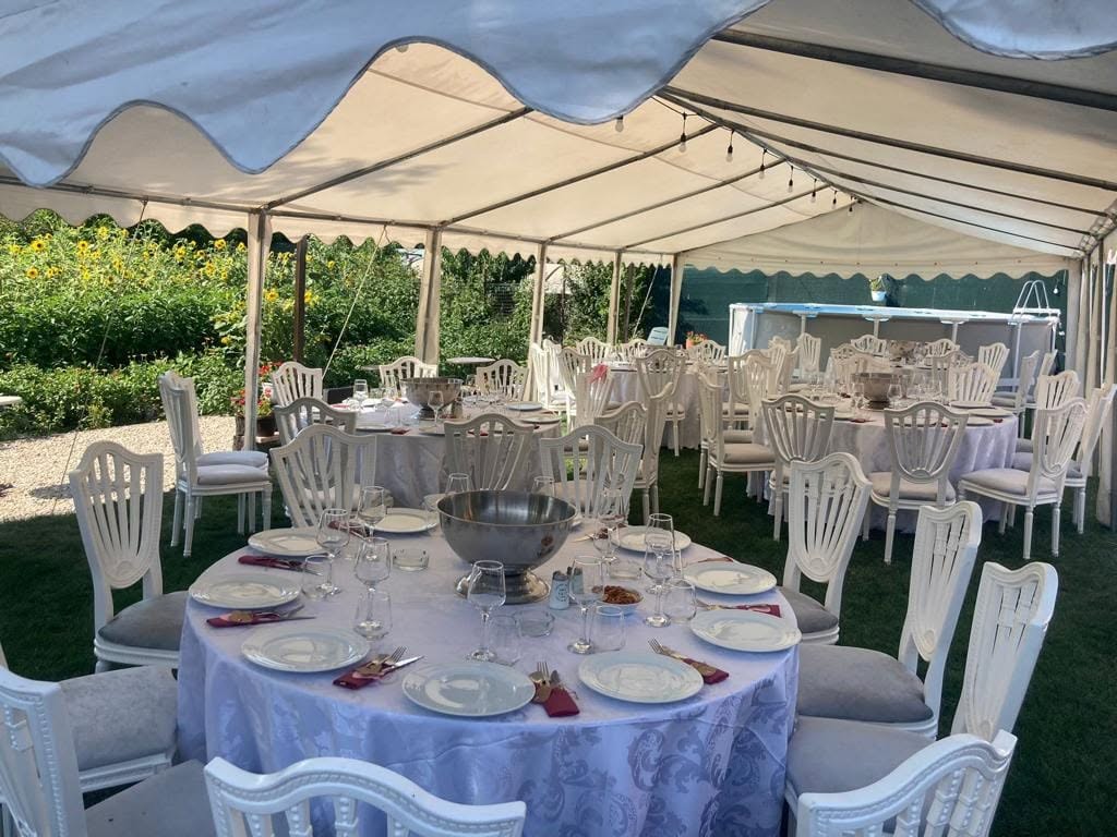 Cort alb amenajat complet, în grădină, pentru eveniment