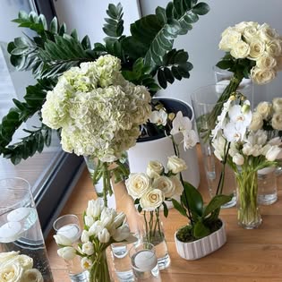 Decor floral alb pe masă, eleganță discretă